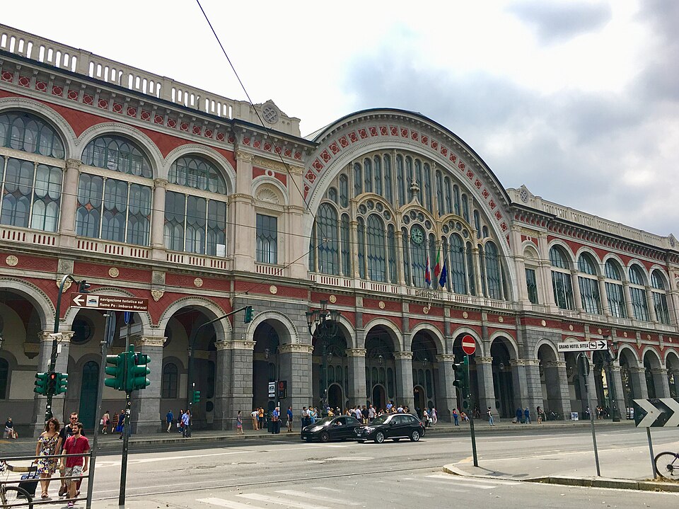 トリノ・ポルタ・ヌオーヴァ駅の駅舎正面