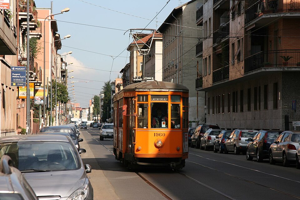 ミラノの街を走るオレンジ色の路面電車(1928年製の車両)