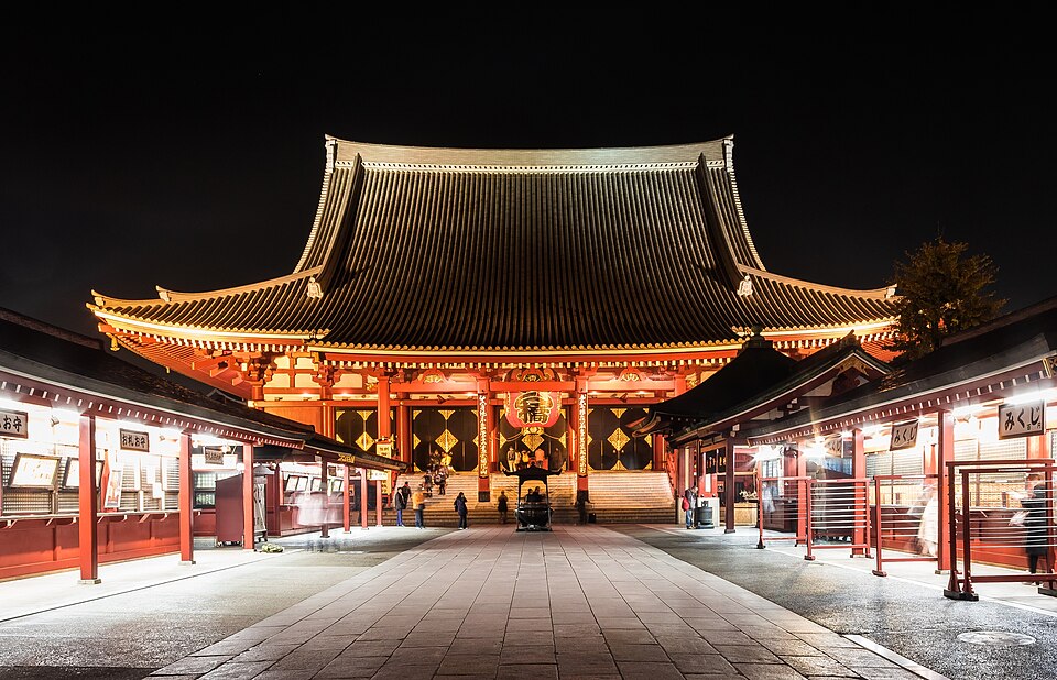 Il tempio Senso-ji di Asakusa illuminato di sera
