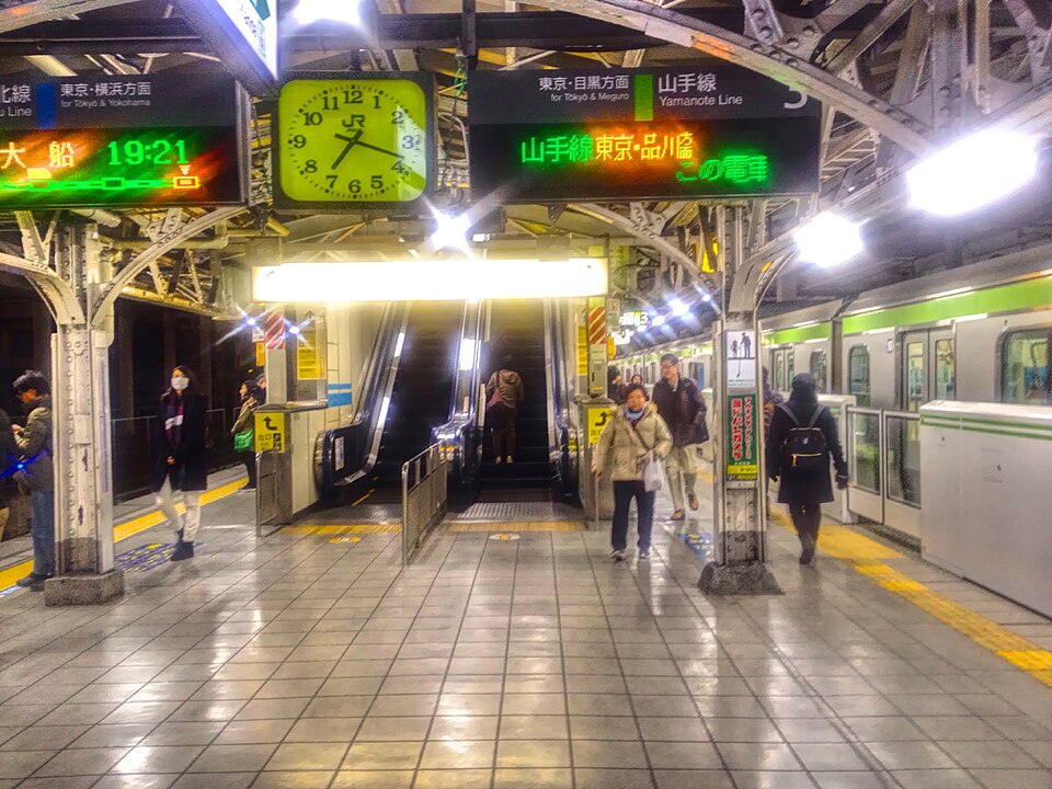 夜の駅のホームに停まる山手線の電車