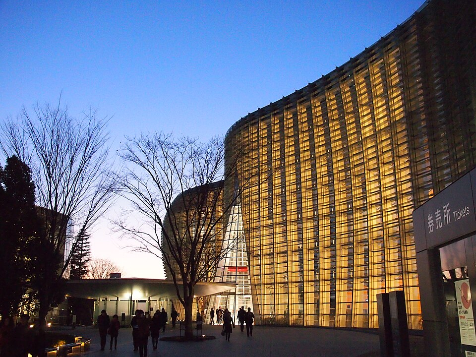 夕暮れの国立新美術館