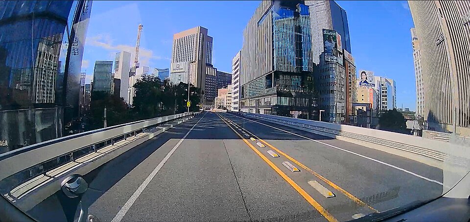 銀座のビルの間を走る東京高速道路